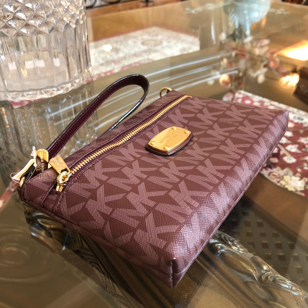 Authentic Michael Kors wristlet wallet in plum - Picture 3 of 8